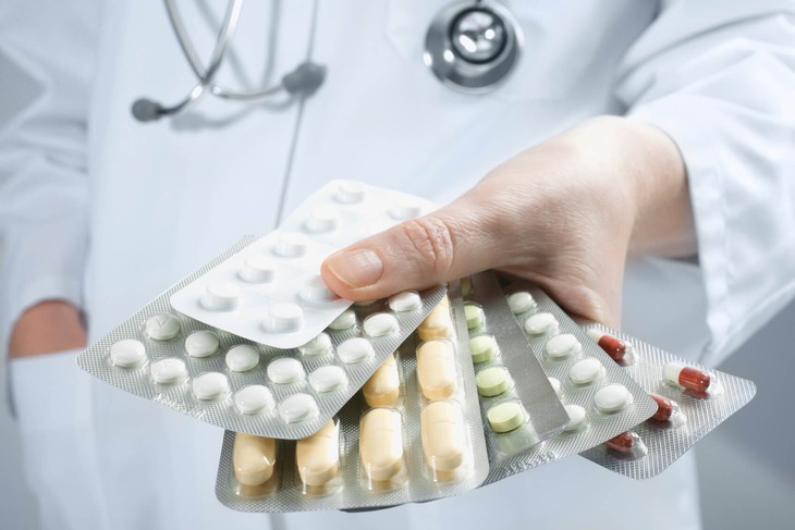 Vì sao không dùng thuốc kháng sinh để điều trị các bệnh do virus gây ra? - Ảnh 1.