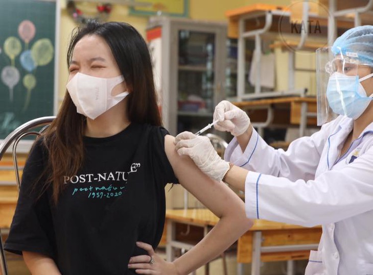 Trưa 13/9: Đã tiêm chủng hơn 29,3 triệu liều vaccine COVID-19; TP HCM yêu cầu không để nhân viên y tế làm việc liên tục thời gian dài - Ảnh 1. Trưa 13/9: Đã tiêm chủng hơn 29,3 triệu liều vaccine COVID-19; TP HCM yêu cầu không để nhân viên y tế làm việc liên tục thời gian dài - Ảnh 1.