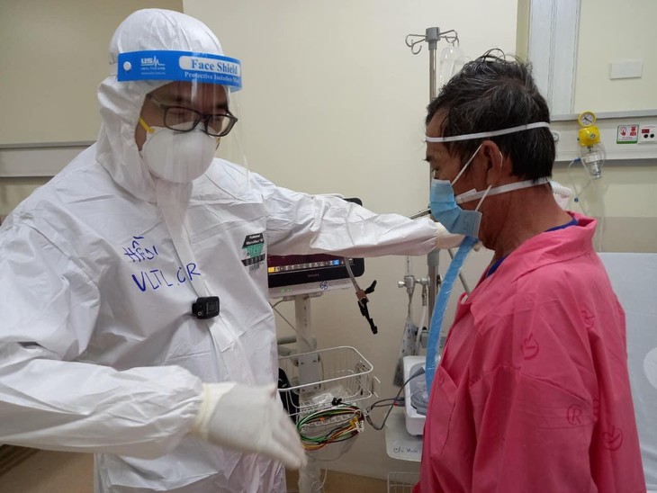 Cử nhân vật lý trị liệu thành F0 vẫn miệt mài hồi sinh nhịp thở cho bệnh nhân COVID-19 - Ảnh 2.