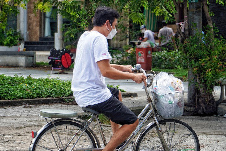 TP.HCM giãn cách kéo dài, tiếp tục hỗ trợ người khó khăn thế nào? - Ảnh 2.