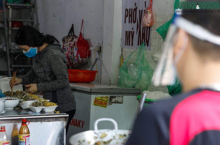 Hà Nội: Phở bò, cơm rang, bún ốc... đắt hàng ở "vùng xanh" Gia Lâm - Ảnh 2.