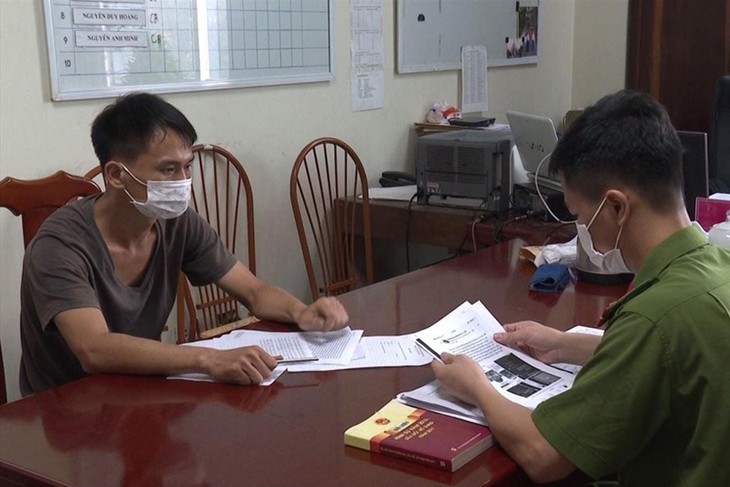 Cơ quan công an làm việc với đối tượng có hành vi lừa dối hoàn cảnh khó khăn trên mạng xã hội để lừa tiền từ thiện.