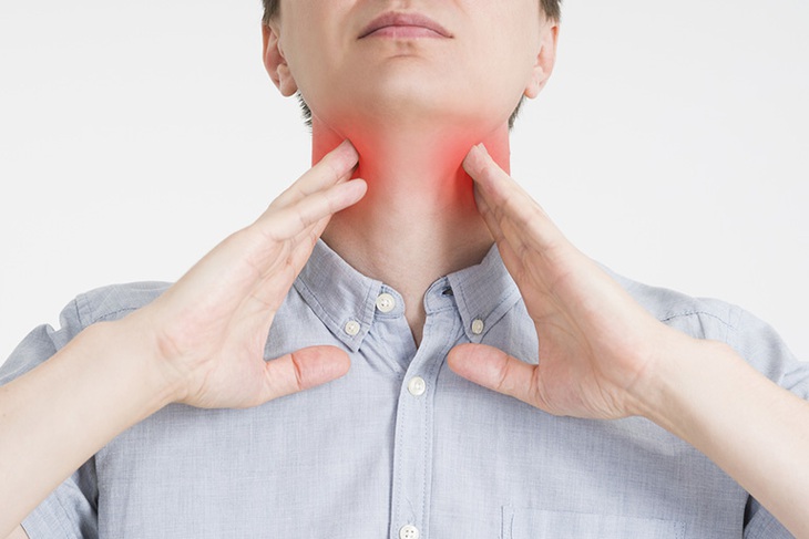 Người bệnh viêm thanh quản có biểu hiện tiếng nói khàn hoặc mất tiếng, ho kéo dài, đau rát họng hơi thở nóng. Người bệnh viêm thanh quản có biểu hiện tiếng nói khàn hoặc mất tiếng, ho kéo dài, đau rát họng hơi thở nóng.