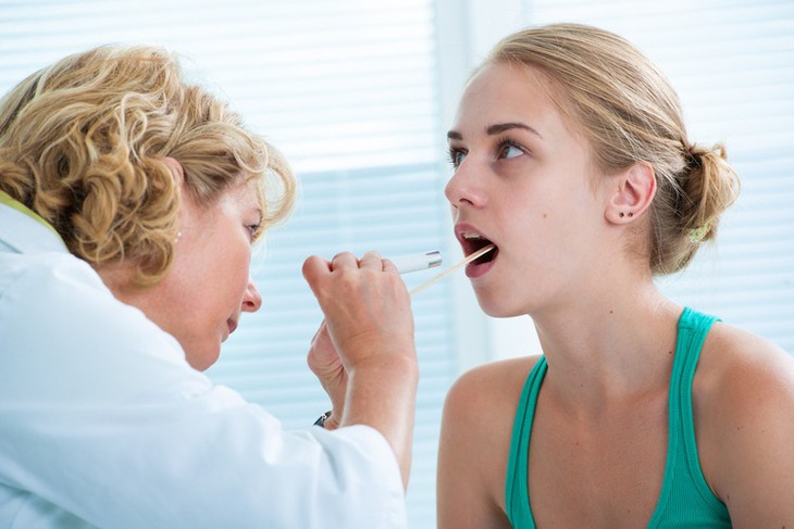 Người bị viêm họng liên cầu cần đi khám để được điều trị thích hợp.