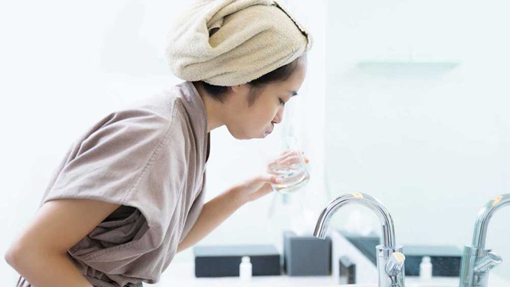 Khi bị viêm họng cấp nên sử dụng dung dịch súc miệng, súc họng để vệ sinh đường hô hấp Khi bị viêm họng cấp nên sử dụng dung dịch súc miệng, súc họng để vệ sinh đường hô hấp