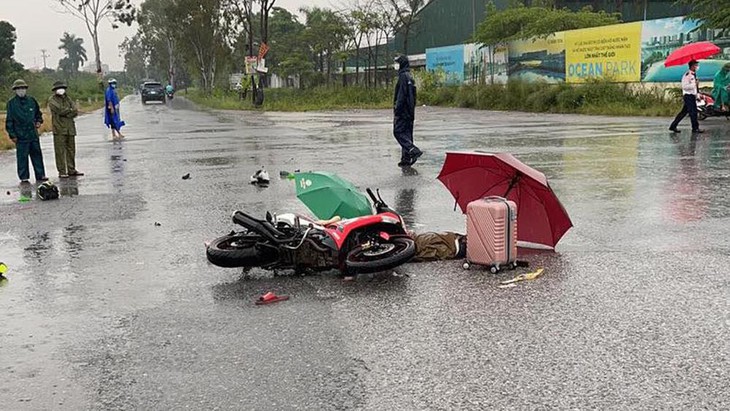 Hà Nội: Thương tâm 2 người đi xe máy bị sét đánh tử vong - Ảnh 2. Hà Nội: Thương tâm 2 người đi xe máy bị sét đánh tử vong - Ảnh 2.