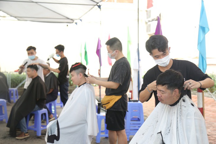 Sáng 15/9, hơn 100 "chiến sĩ" áo trắng Việt Đức vào TP HCM "đảo quân" cho Trung tâm hồi sức tích cực COVID-19 - Ảnh 4. Sáng 15/9, hơn 100 "chiến sĩ" áo trắng Việt Đức vào TP HCM "đảo quân" cho Trung tâm hồi sức tích cực COVID-19 - Ảnh 4.