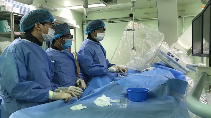 Cứu sống bệnh nhân người Trung Quốc bị nhồi máu cơ tim cấp - Ảnh 1. Cứu sống bệnh nhân người Trung Quốc bị nhồi máu cơ tim cấp - Ảnh 1.