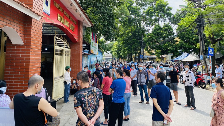 Phường đông dân nhất Hà Nội nói về yêu cầu không thực hiện tiêm chủng phải cam kết - Ảnh 3.
