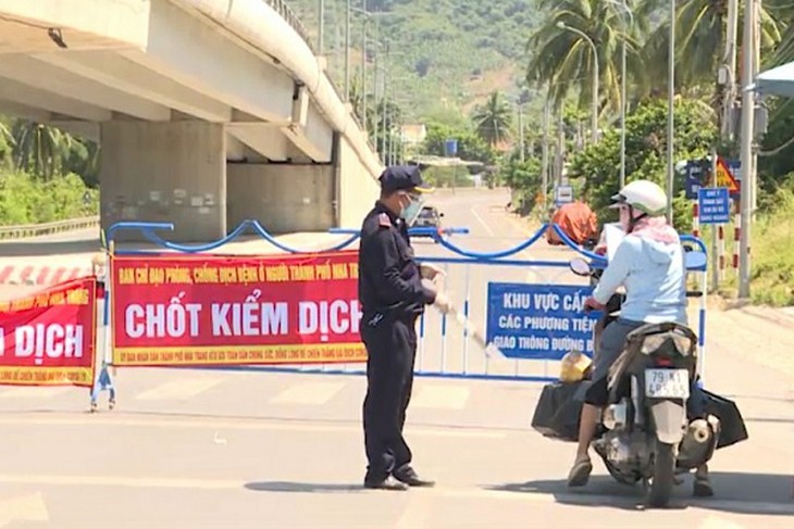 Khánh Hòa tăng cường xử lý các trường hợp di chuyển trên đường không đúng quy định - Ảnh 2.