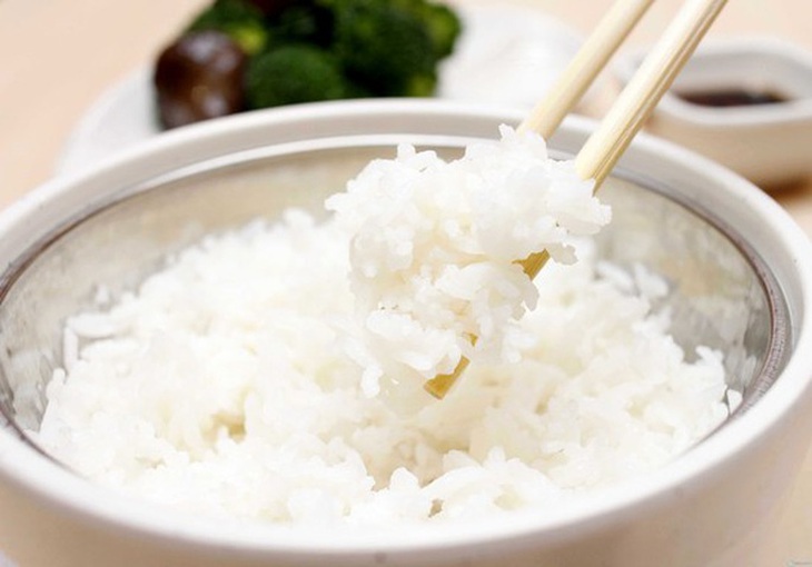 Bị sưng sau khi tiêm vắc xin COVID-19, có cần kiêng đồ nếp? - Ảnh 6.