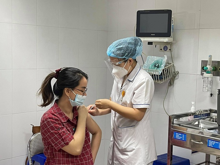 Bộ Y tế: Khẩn trương tiêm vaccine COVID-19 cho phụ nữ mang thai trên 13 tuần   - Ảnh 1.