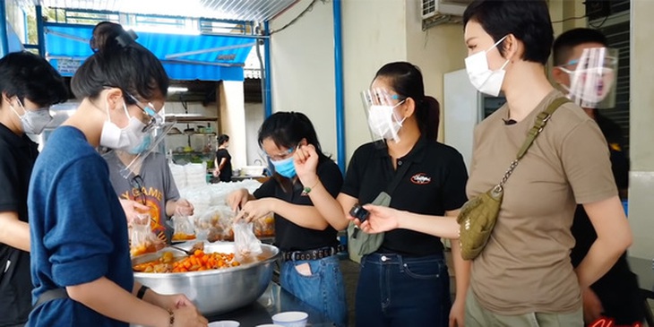 Tích cực làm từ thiện mùa dịch, vì sao Xuân Lan không tặng tiền? - Ảnh 2. Tích cực làm từ thiện mùa dịch, vì sao Xuân Lan không tặng tiền? - Ảnh 2.