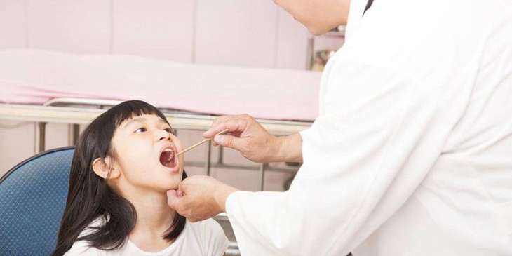 khám viêm họng cho trẻ em.