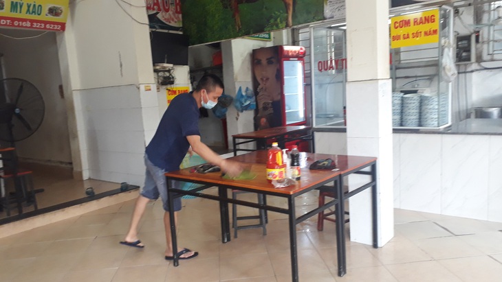 Hàng quán Hà Nội, ngày đầu được mở cửa sau giãn cách - Ảnh 1.