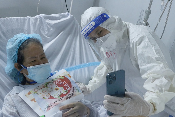 Những "món quà vô giá" giữa Trung tâm Hồi sức tích cực điều trị COVID-19 khắc nghiệt - Ảnh 2. Những "món quà vô giá" giữa Trung tâm Hồi sức tích cực điều trị COVID-19 khắc nghiệt - Ảnh 2.