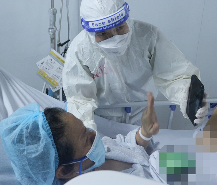 Những "món quà vô giá" giữa Trung tâm Hồi sức tích cực điều trị COVID-19 khắc nghiệt - Ảnh 3. Những "món quà vô giá" giữa Trung tâm Hồi sức tích cực điều trị COVID-19 khắc nghiệt - Ảnh 3.