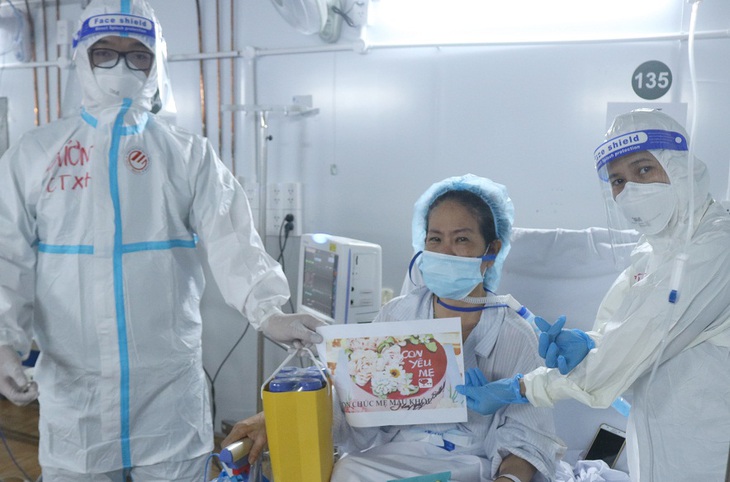 Những "món quà vô giá" giữa Trung tâm Hồi sức tích cực điều trị COVID-19 khắc nghiệt - Ảnh 5. Những "món quà vô giá" giữa Trung tâm Hồi sức tích cực điều trị COVID-19 khắc nghiệt - Ảnh 5.
