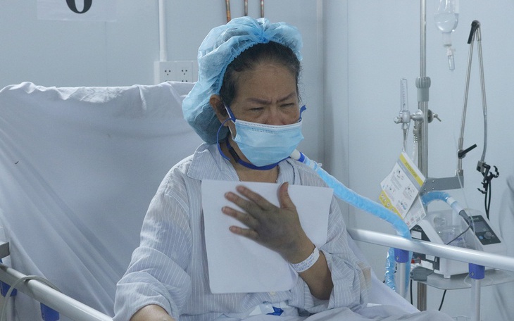 Những 'món quà vô giá' giữa Trung tâm Hồi sức tích cực điều trị COVID-19 khắc nghiệt