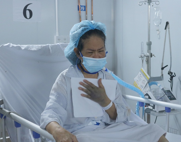 Những "món quà vô giá" giữa Trung tâm Hồi sức tích cực điều trị COVID-19 khắc nghiệt - Ảnh 4. Những "món quà vô giá" giữa Trung tâm Hồi sức tích cực điều trị COVID-19 khắc nghiệt - Ảnh 4.