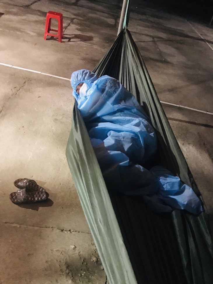 Nữ nhân viên y tế hơn 90 ngày cùng “Đồng đội” bám chốt quyết tâm phòng, chống dịch - Ảnh 4. Nữ nhân viên y tế hơn 90 ngày cùng “Đồng đội” bám chốt quyết tâm phòng, chống dịch - Ảnh 4.