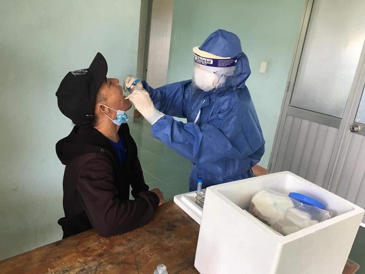 Nữ nhân viên y tế hơn 90 ngày cùng “Đồng đội” bám chốt quyết tâm phòng, chống dịch - Ảnh 5. Nữ nhân viên y tế hơn 90 ngày cùng “Đồng đội” bám chốt quyết tâm phòng, chống dịch - Ảnh 5.