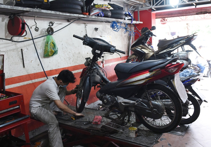 [Ảnh] Người Hà Nội xếp hàng mua phở, bún chả, sửa xe lúc 12h trưa tại 19 quận, huyện được nới lỏng - Ảnh 12.