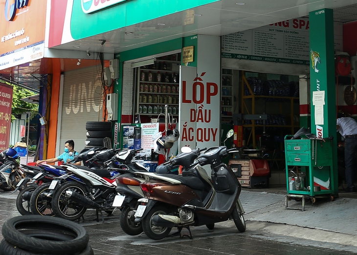 [Ảnh] Người Hà Nội xếp hàng mua phở, bún chả, sửa xe lúc 12h trưa tại 19 quận, huyện được nới lỏng - Ảnh 11.