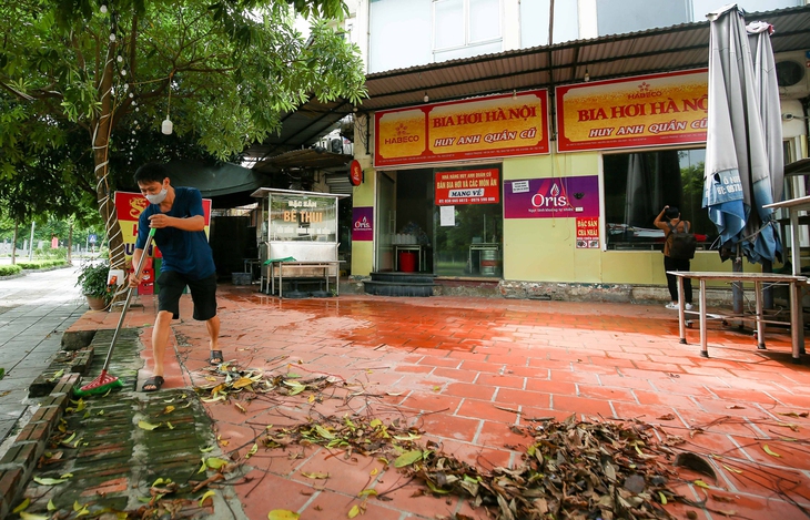 [Ảnh] Người Hà Nội xếp hàng mua phở, bún chả, sửa xe lúc 12h trưa tại 19 quận, huyện được nới lỏng - Ảnh 1.