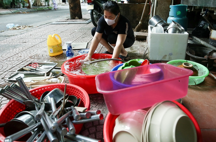 [Ảnh] Người Hà Nội xếp hàng mua phở, bún chả, sửa xe lúc 12h trưa tại 19 quận, huyện được nới lỏng - Ảnh 2.