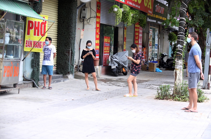 [Ảnh] Người Hà Nội xếp hàng mua phở, bún chả, sửa xe lúc 12h trưa tại 19 quận, huyện được nới lỏng - Ảnh 10.