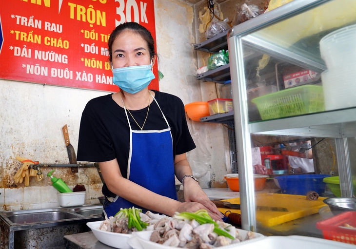 [Ảnh] Người Hà Nội xếp hàng mua phở, bún chả, sửa xe lúc 12h trưa tại 19 quận, huyện được nới lỏng - Ảnh 6.