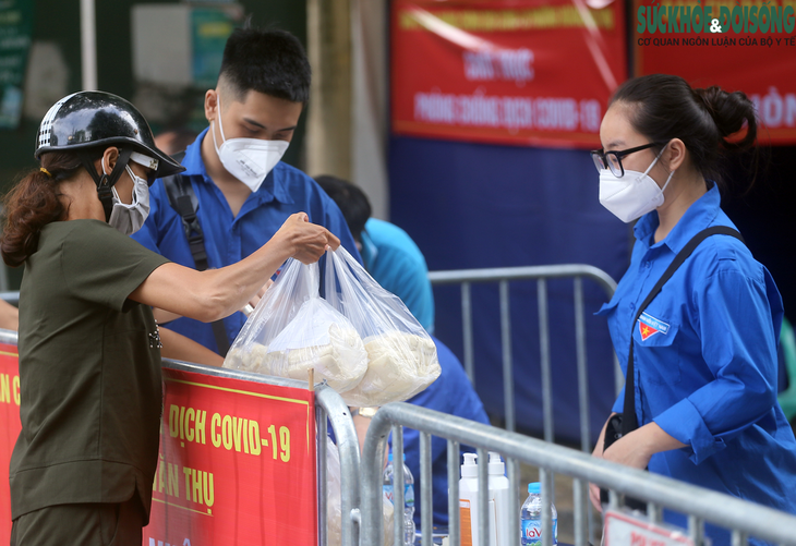 [Ảnh] Bảo vệ nghiêm ngặt điểm dịch Đền Lừ - Hà Nội, nơi xuất hiện 17 ca mắc COVID-19 - Ảnh 14.