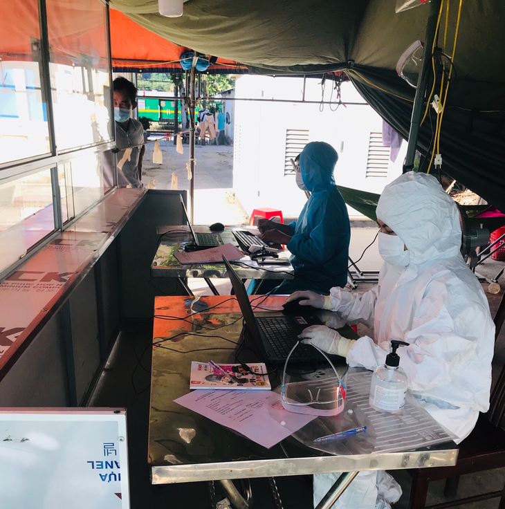 Nữ nhân viên y tế hơn 90 ngày cùng “Đồng đội” bám chốt quyết tâm phòng, chống dịch - Ảnh 3. Nữ nhân viên y tế hơn 90 ngày cùng “Đồng đội” bám chốt quyết tâm phòng, chống dịch - Ảnh 3.
