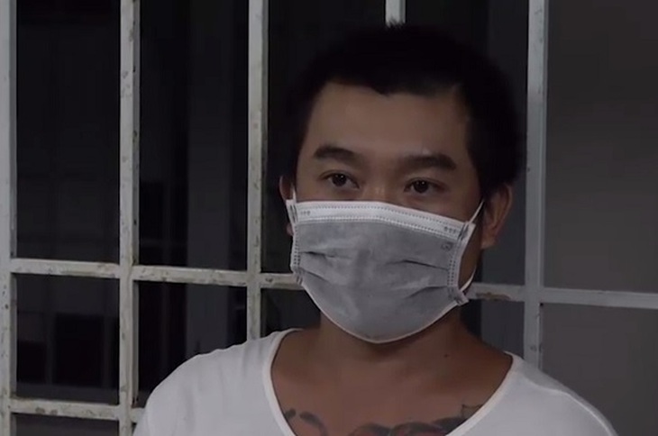 Tạm giữ đối tượng ngang nhiên gỡ rào "thông chốt", ném đĩa vào đầu dân quân - Ảnh 1.