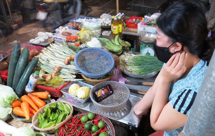 Các chợ dân sinh đìu hiu sau ngày mở bán trở lại ở TP Vinh - Ảnh 3.
