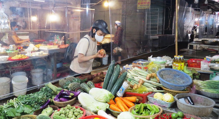 Các chợ dân sinh đìu hiu sau ngày mở bán trở lại ở TP Vinh - Ảnh 4.