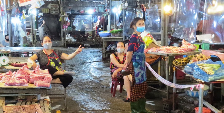 Các chợ dân sinh đìu hiu sau ngày mở bán trở lại ở TP Vinh - Ảnh 5.