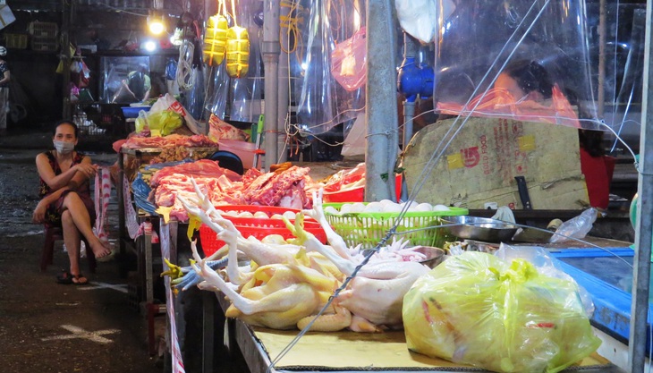 Các chợ dân sinh đìu hiu sau ngày mở bán trở lại ở TP Vinh - Ảnh 6.