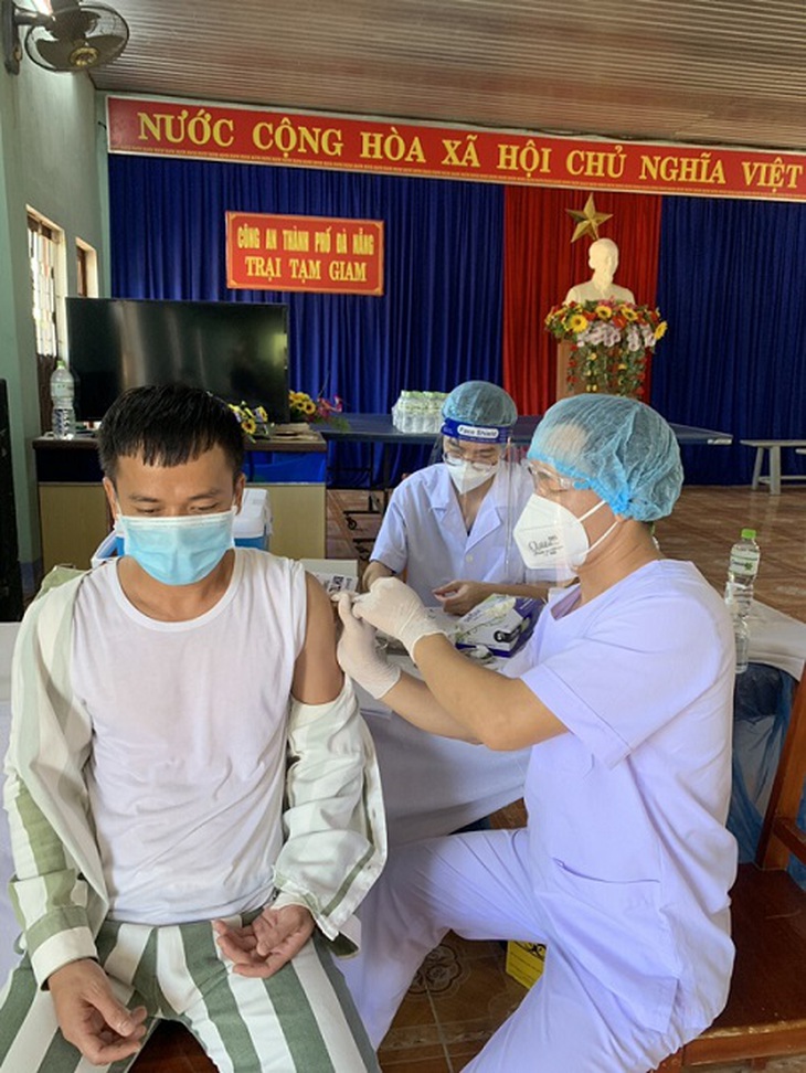 Gần 1000 can, phạm nhân được tiêm ngừa vaccine COVID-19 - Ảnh 3.