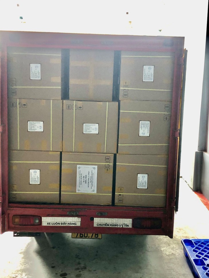 Cận cảnh các thùng kit test kháng nguyên chuẩn bị bàn giao cho tỉnh Tiền Giang. Cận cảnh các thùng kit test kháng nguyên chuẩn bị bàn giao cho tỉnh Tiền Giang.