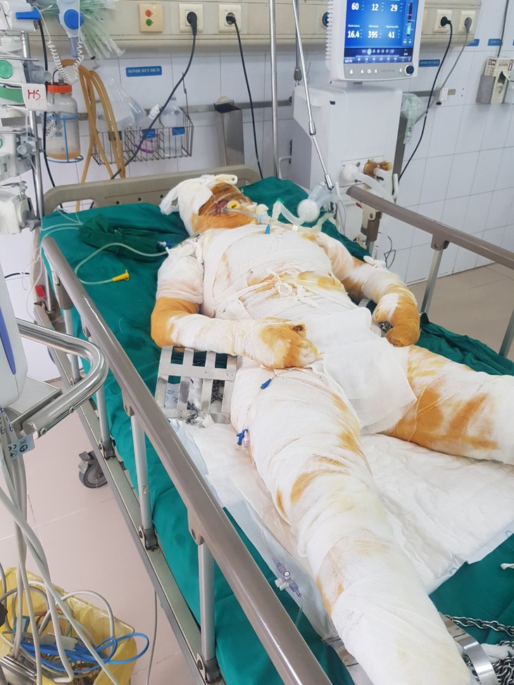 Xin hãy cứu mẹ em, giờ mẹ em nặng quá mà gia đình em không biết trông vào đâu nữa - Ảnh 3.