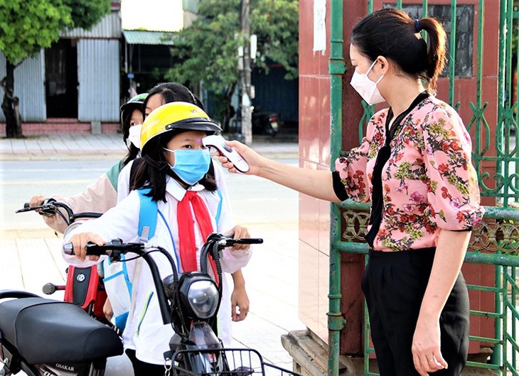 Nhiều địa phương thực hiện nghiêm túc các quy định phòng dịch khi cho học sinh trở lại trường - Ảnh 2. Nhiều địa phương thực hiện nghiêm túc các quy định phòng dịch khi cho học sinh trở lại trường - Ảnh 2.