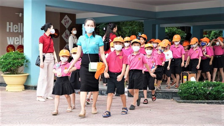 Nhiều địa phương thực hiện nghiêm túc các quy định phòng dịch khi cho học sinh trở lại trường - Ảnh 3. Nhiều địa phương thực hiện nghiêm túc các quy định phòng dịch khi cho học sinh trở lại trường - Ảnh 3.
