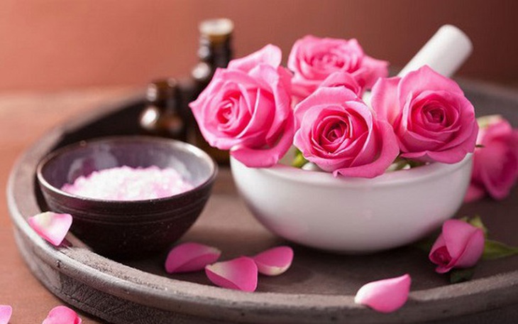 Kết thân với nước hoa hồng