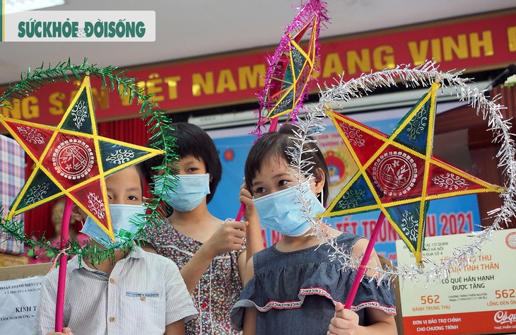 Trung thu mùa COVID 19 của các em nhỏ có hoàn cảnh đặc biệt - Ảnh 1.