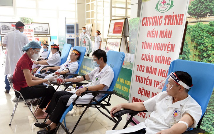 Thầy thuốc Bệnh viện HNĐK Nghệ An hiến máu cứu người giữa đại dịch