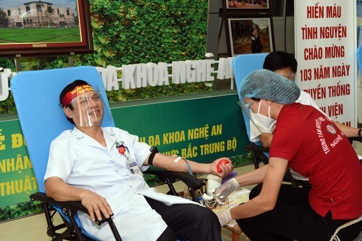 Thầy thuốc Bệnh viện HNĐK Nghệ An hiến máu cứu người giữa đại dịch - Ảnh 2.