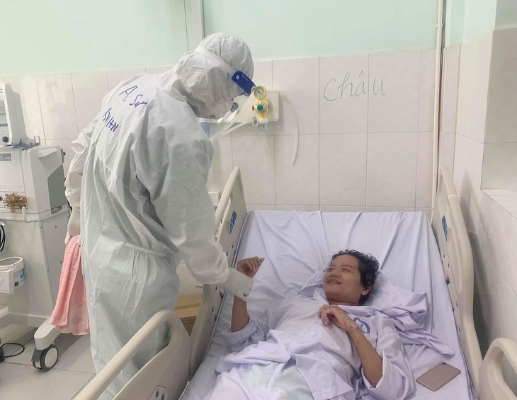 Các cơ sở điều trị có thể tập trung nguồn lực chăm sóc F0 nặng và rất nặng khi được giảm tải bằng cách quản lý điều trị F0 triệu chứng nhẹ và không triệu chứng tại nhà. (Ảnh chụp tại Trung tâm Hồi sức bệnh nhân COVID-19 tỉnh Tiền Giang).