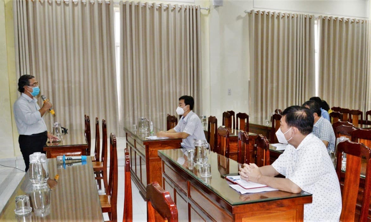 TS.BS Nguyễn Hùng Vỹ, Chủ tịch Hội Y học Tiền Giang giới thiệu quy trình chăm sóc điều trị F0 tại nhà ở TP. Mỹ Tho.
